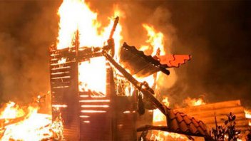 Una mujer y cinco de sus hijos murieron calcinados al incendiarse una casa