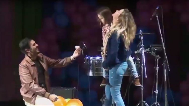 Video: Propuesta de matrimonio ante 12 mil personas en la fiesta de Federación