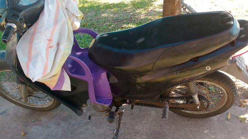 El irregular dispositivo casero instalado en la moto.