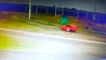 Video: Automovilista evade un control y arrastra a un policía en cruce de rutas