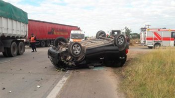 Video y fotos: Familia de Paraná volcó en ruta de Córdoba tras chocar con camión