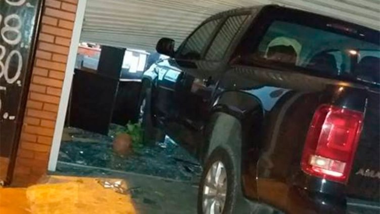 Estrelló su camioneta contra el comercio de su expareja y se encerró en el baño