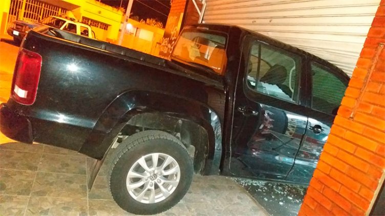 Qué dijo el hombre que estrelló su camioneta contra el comercio de su expareja