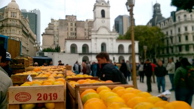 Productores entrerrianos regalan 15.000 kilos de cítricos en la Plaza de Mayo