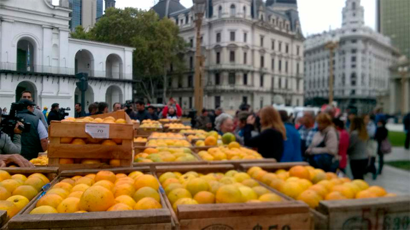 Frutazo en Plaza de Mayo.