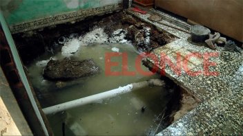 Sufrió un socavón en su vivienda y le desapareció el living