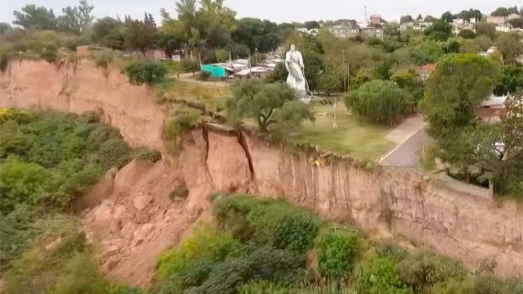 Video desde un drone muestra los nuevos desbarrancamientos en Diamante