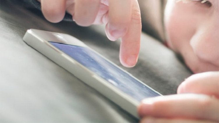 Recomendación de la OMS: Hasta los 2 años, nada de celulares, tablets ni TV