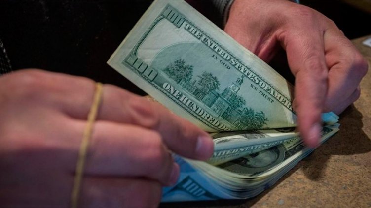 El Banco Central subió la tasa a 71% pero el dólar cerró con un récord de $46,08