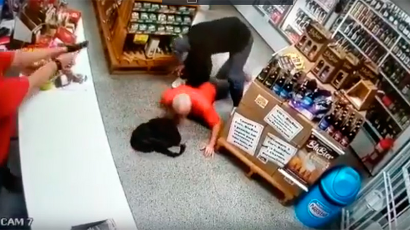 Ladrón recibe disparo durante robo en tienda de conveniencia
