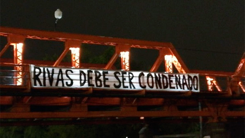 El puente de Gualeguaychú amaneció con un cartel.