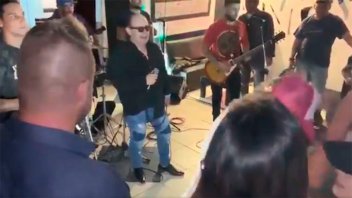 Video: El momento en que se descompensa el cantante de Los del Fuego