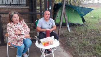 Acampa frente al hospital donde su mujer está internada: No tiene dónde quedarse