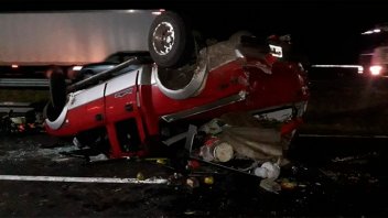Una Ford Ranger volcó y fue chocada por otra camioneta: Fotos