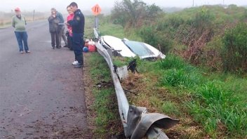 Familia despistó con su auto en la Ruta 18 y terminó en una alcantarilla