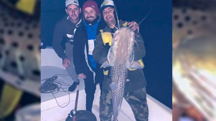 Rodrigo Mora pescó un enorme surubí en la costa entrerriana del río Paraná
