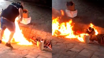 Incendiaron a dos personas en situación de calle: Autores filmaron el ataque