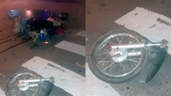 Impresionante choque entre una moto y un remis: Hospitalizaron a un joven
