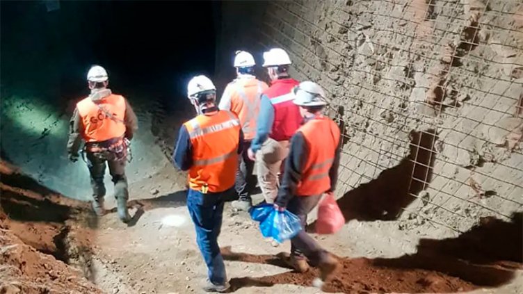 Derrumbe en Chile: Rescataron un minero, hallan otro muerto y buscan al tercero