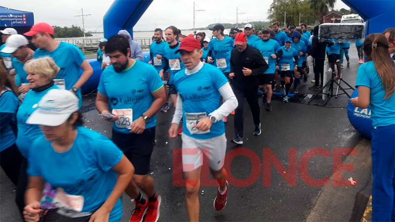 Bajo la llovizna, se corrió en Paraná la maratón