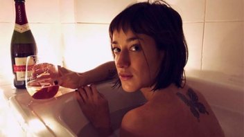 Camila Salazar mostró fotos tomándose un baño de inmersión con su novio