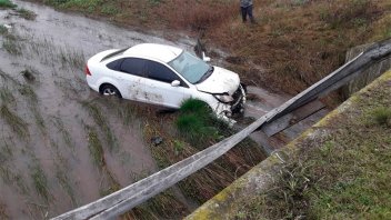 Intendente despistó en la rotonda de Ruta 12 y el auto cayó a una alcantarilla