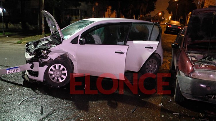 Fuerte encontronazo entre dos autos bajo la lluvia: Hubo un conductor herido