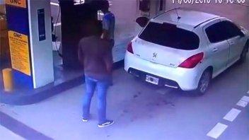 Video: Cargaba gas, estalló el tanque con cocaína oculta y huyó