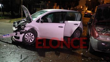 Fuerte encontronazo entre dos autos bajo la lluvia: Hubo un conductor herido