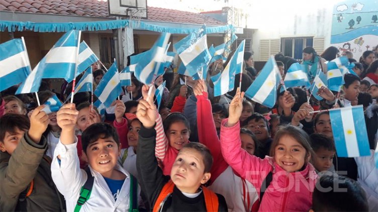 Fotos: Cientos de alumnos en escuelas de Paraná celebraron el Día de la Bandera