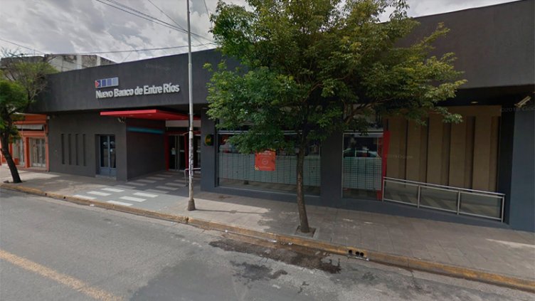 Detuvieron a un hombre con tarjetas clonadas en un cajero y allanaron un hotel