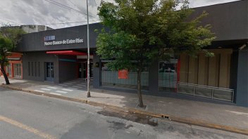 Detuvieron a un hombre con tarjetas clonadas en un cajero y allanaron un hotel