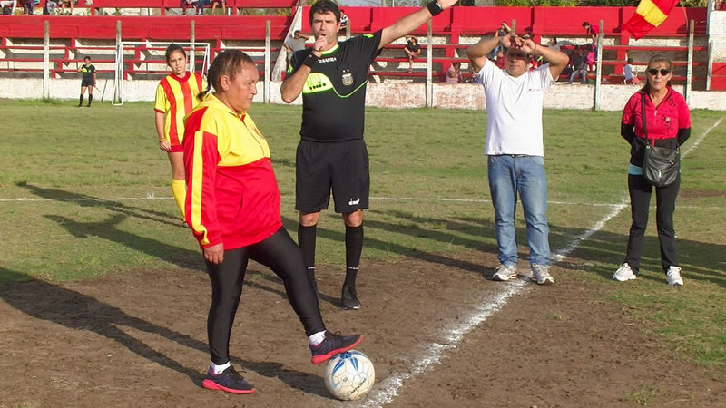 Patricia dando el puntapi&eacute; inicial en el torneo que lleva su nombre