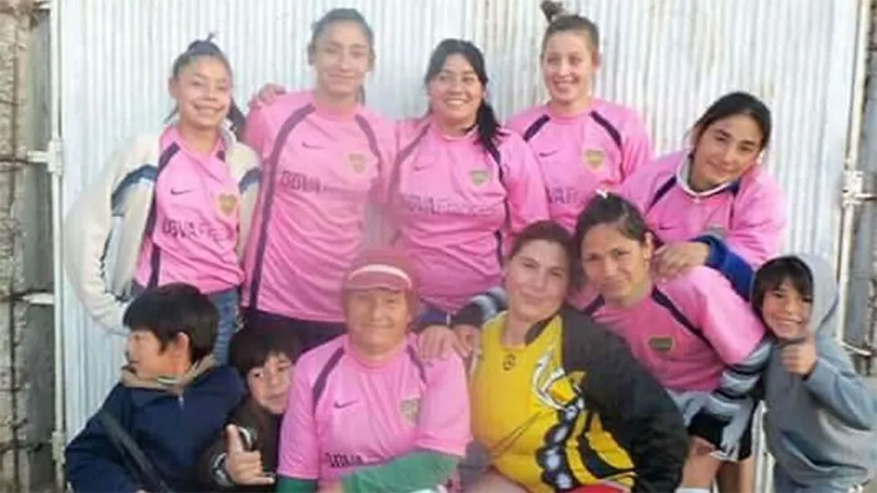 Equipo familiar: Patricia posa junto a sus hijas y nietas