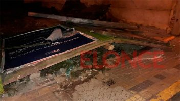 Caída de carteles, árboles y pasacalles debido al fuerte viento en Paraná