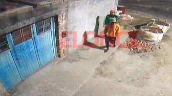 Video: Rompieron la cerradura de un auto, robaron y quedaron filmados
