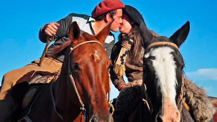 Llegaron a caballo a la iglesia y sellaron su amor con una