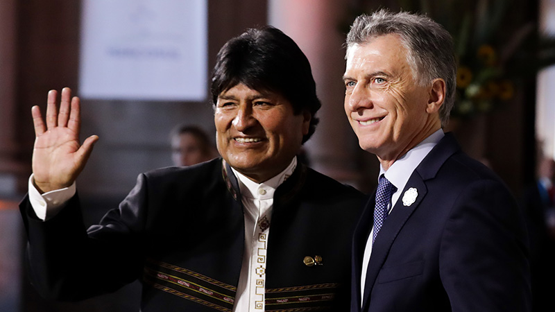 El saludo de bienvenida del presidente Macri a su par, Evo Morales.-