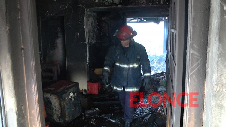 Sufrió graves quemaduras al incendiarse su vivienda: Fue salvado por los vecinos