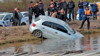 Ebrio cayó a un canal con el auto: Su amigo murió ahogado y él no se dio cuenta