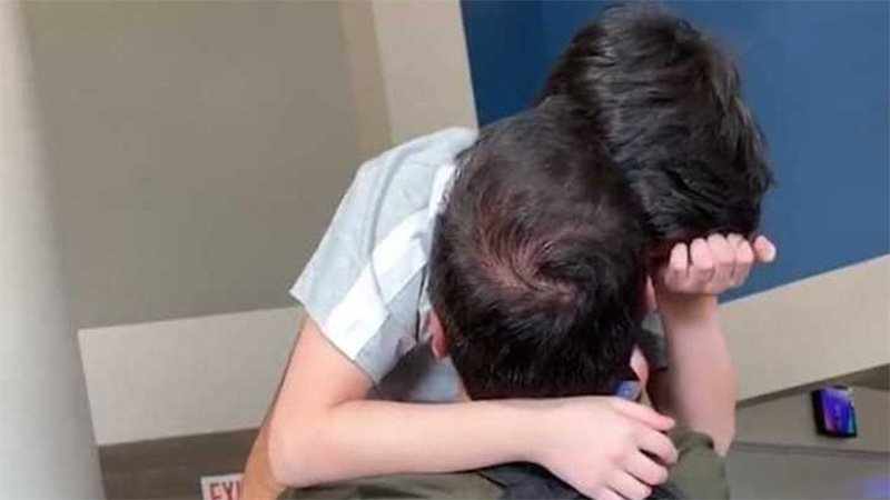 El chico festejando con su padre el premio obtenido