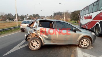 Fuerte choque en ruta 18, entre un colectivo y un auto