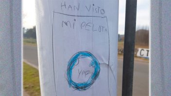 Perdió su pelota y pegó carteles en el barrio para hallarla: El inesperado final