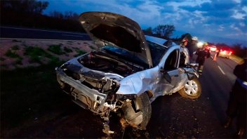 Tremendo despiste y vuelco sobre Ruta 12 culminó con cuatro hospitalizados