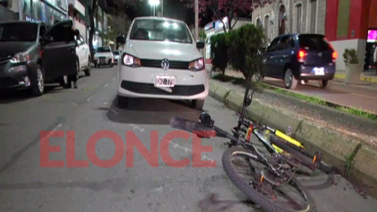 Ciclista chocó la puerta de un auto, cayó y fue colisionado por otro vehículo