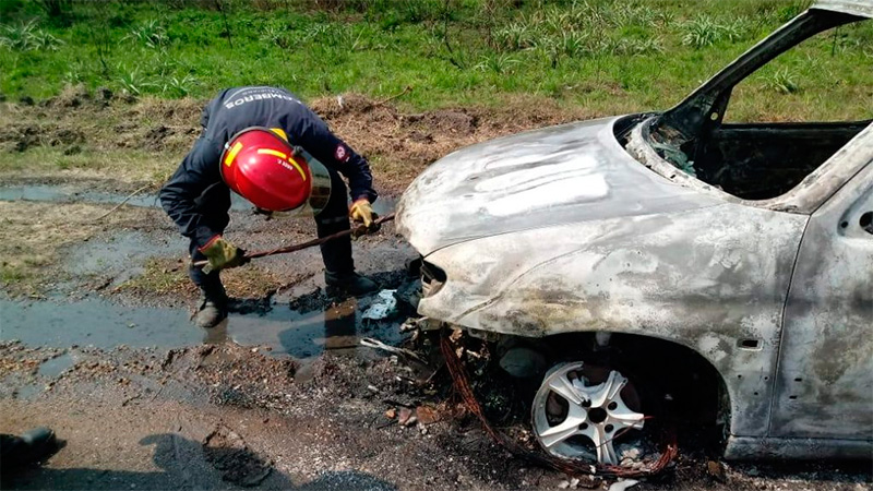 Un utilitario se incendió y fue consumido por las llamas
