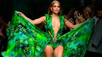 Jennifer López deslumbró con el vestido por el que se creó Google Imágenes