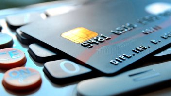 Comenzó a bajar el costo de refinanciación de las tarjetas de crédito