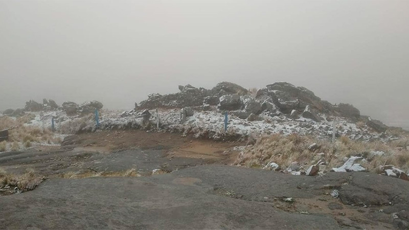 El cerro Champaquí amaneció cubierto parcialmente de nieve