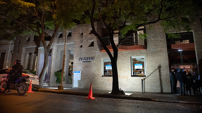 Fachada del edificio de NANNI Laboratorios, la noche del 75 aniversario.